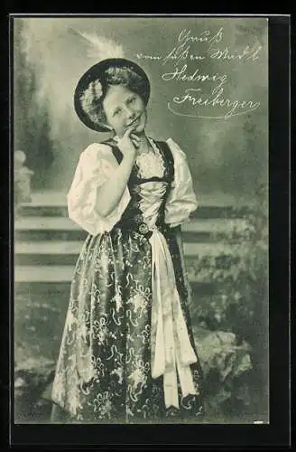 AK Hedwig Freiberger, Portrait im Dirndl