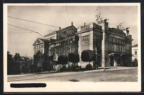 AK Gablonz-Jablonec Nad Nisou, Stadttheater Strassenansicht mit berankter Fassade