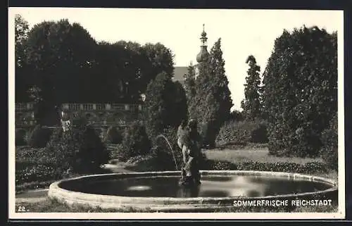 AK Reichstadt, Schlosspark, Am Wasserbecken, Statue