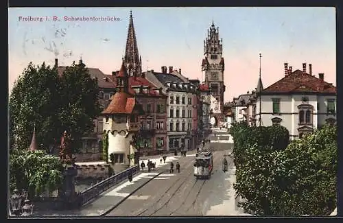 AK Freiburg / Breisgau, Strassenbahn auf der Schwabentorbrücke, zu sehen der Turm des Münsters