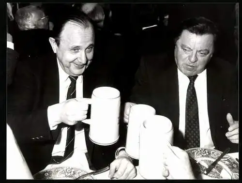 Fotografie WEREK, München, Strauss und Gentscher beim Salvator-Bierfest in München, März 1983