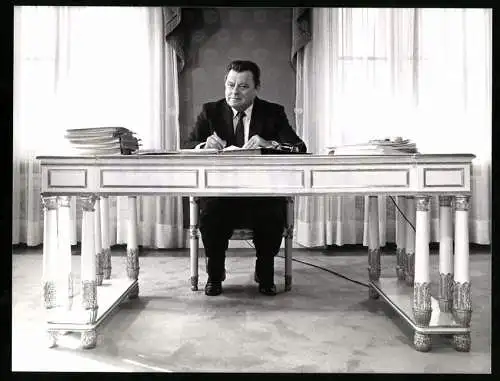 Fotografie Sven Simon, Bonn, Franz Josef Strauss in seinem Büro in der Münchener Staatskanzlei, 03.10.1988