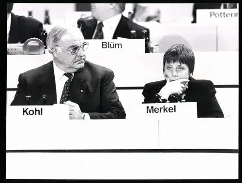 Fotografie IMO, Bonn, Vorsitzender der CDU Bundeskanzler Helmut Kohl und seine Stellvertreterin Angela Merkel