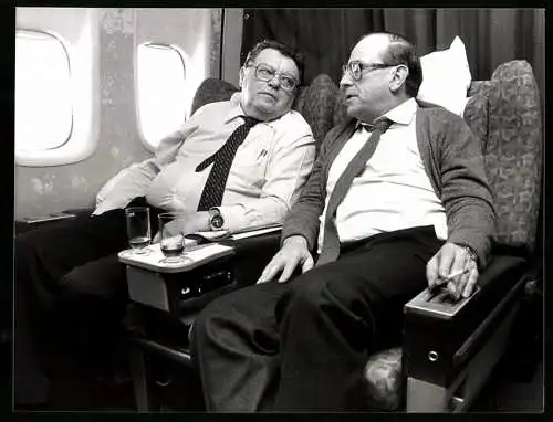 Fotografie Poly-Press, Bonn, Ministerpräsident F. J. Strauss und F. Zimmermann beim Flug in die USA