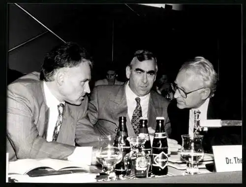 Fotografie WEREK, München, Strategen unter sich: E. Huber, Theo Weigel und Edmund Stoiber, 03.09.1994