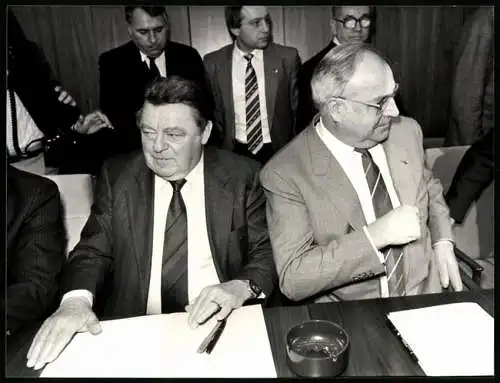 Fotografie Sven Simon, Bonn, Franz-Josef Strauss und Helmut Kohl bei der CDU-Fraktionssitzung, 27.01.1987