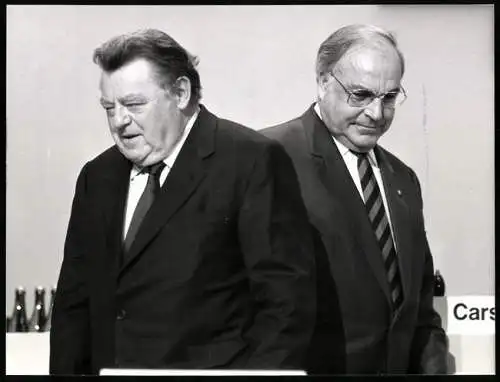 Fotografie Sven Simon, Bonn, F. J. Strauss und Helmut Kohl bei dem CDU-Bundesparteitag in Wiesbaden, 15.06.1988