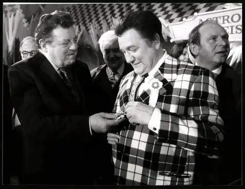 Fotografie WEREK, München, Franz Josef Strauss mit seinem Doppelgänger Walter Fitz, 12.03.1982