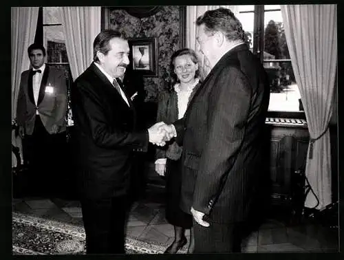 Fotografie PA Sven Simon, Bonn, Der argentinische Staatspräsident Raul Alfonsin zu Besuch, mit F. J. Strauss