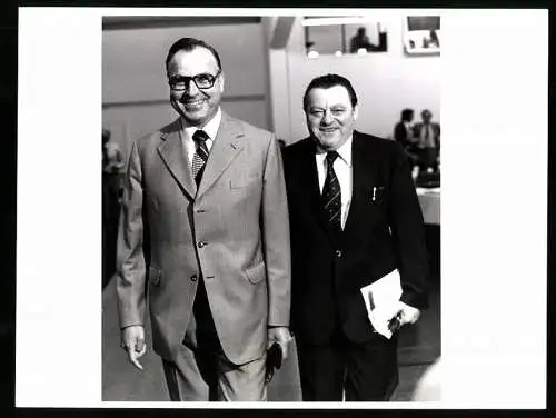 Fotografie PA Sven Simon, Bonn, Helmut Kohl und Franz Josef Strauss auf dem CSU-Parteitag 1974