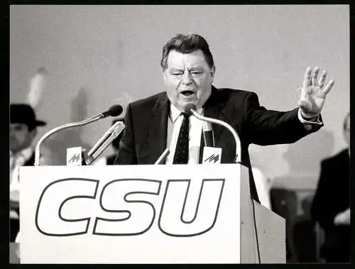 Fotografie Sven Simon, Bonn, Vorsitzender F. J. Strauss bei seiner Rede auf dem CSU-Parteitag in München, 22.11.1986