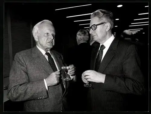 Fotografie WEREK, München, SPD-Kanzlerkandidat H. J. Vogel mit Prof. Dr. Carl Friederich Freiherr v. Weizsäcker