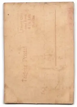 Mini-AK Zwei kleine Kinder Kopf and Kopf auf einer Bank in Studiokulisse