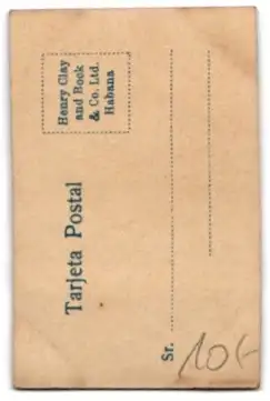 Mini-AK Paar posierend auf einem Sofa