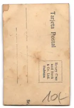 Mini-AK Frau mit Armreif aus Blumen