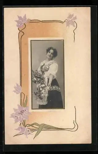 Foto-Collage-AK Hübsche Frau in Tracht mit Blumen, gerahmt von Blumen