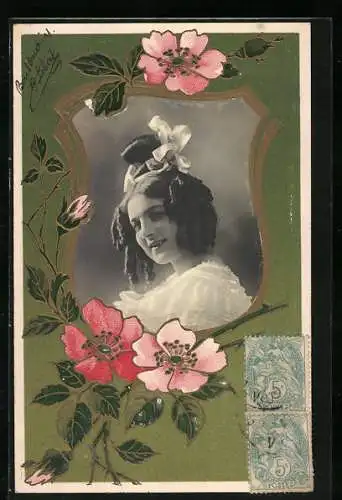 Foto-Collage-AK Dame mit Biedermeier-Frisur, gerahmt von Wildrosen