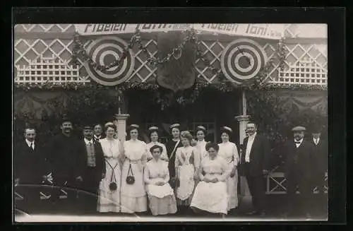 Foto-AK Schützen mit Damengruppe in Festkleidung vor dem Fidelen Toni