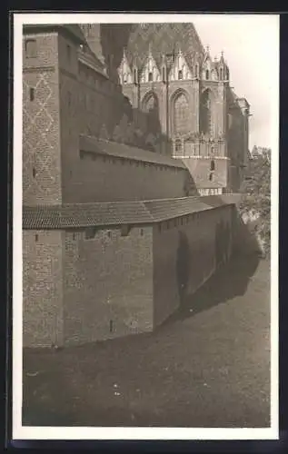 Foto-AK Marienburg, Blick entlang der Mauer um die Kirche