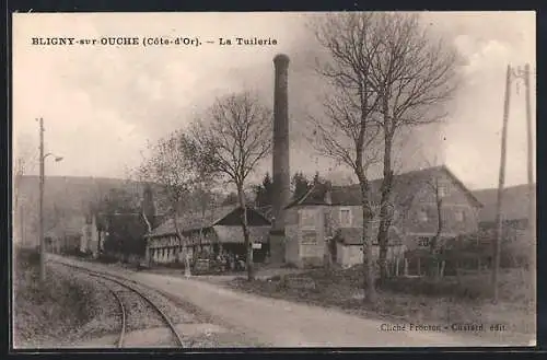 AK Bligny-sur-Ouche, La Tuilerie avec chemin de fer et bâtiments industriels