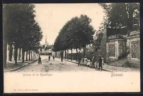 AK Beaune, Avenue de la République avec des piétons et des arbres alignés