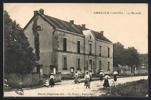 AK Chailly, la Mairie avec des personnes devant le bâtiment