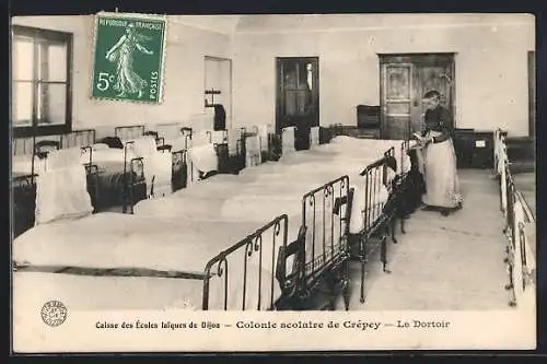 AK Crépey, dortoir de la colonie scolaire, femme préparant les lits