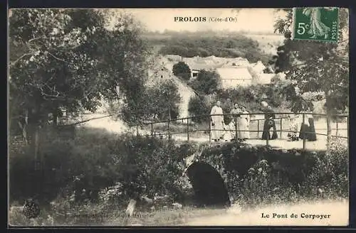 AK Frolois, Le Pont de Corpoyer avec des habitants sur le pont