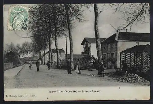 AK Is-sur-Tille, Avenue Carnot avec des piétons et des maisons