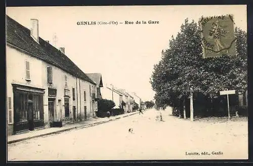 AK Genlis, Rue de la Gare avec bâtiments et arbres