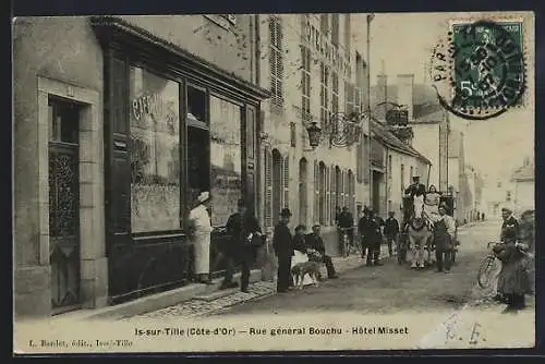 AK Is-sur-Tille, Rue général Bouclu, Hôtel Misset, Café et passants, 1902