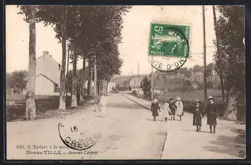 AK Is-sur-Tille, Avenue Carnot, Kinder spazieren auf der Strasse