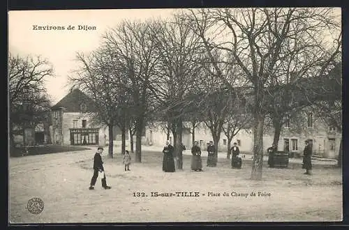 AK Is-sur-Tille, Place du Champ de Foire, groupes de personnes et arbres en hiver