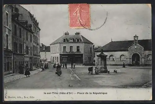 AK Is-sur-Tille, Place de la République avec fontaine et bâtiments historiques