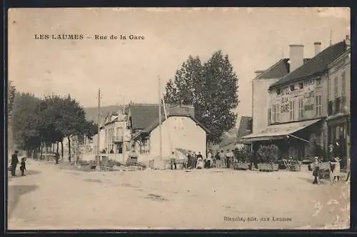 AK Les Laumes, Rue de la Gare avec bâtiments et passants