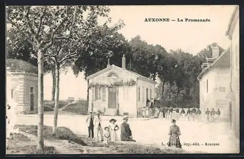 AK Auxonne, La Promenade avec des habitants et des arbres