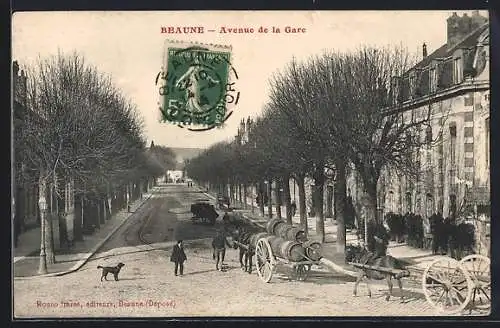 AK Beaune, Avenue de la Gare avec charrette à chevaux et barils