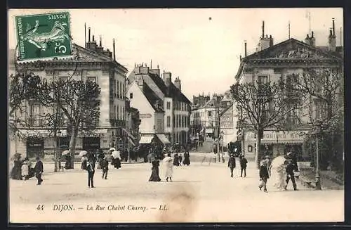 AK Dijon, la rue Chabot Charny avec des passants et des arbres sans feuilles