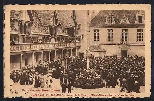 AK Beaune, Aspect de la Cour de l`Hôtel-Dieu pendant la Vente des Vins