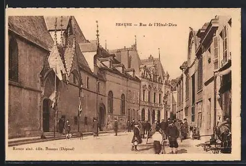 AK Beaune, Rue de l`Hôtel-Dieu avec passants