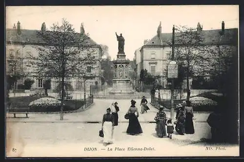 AK Dijon, la Place Étienne-Dolet avec statue et passants