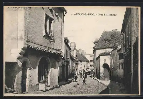 AK Arnay-le-Duc, Rue St-Honoré avec bâtiments historiques et passants