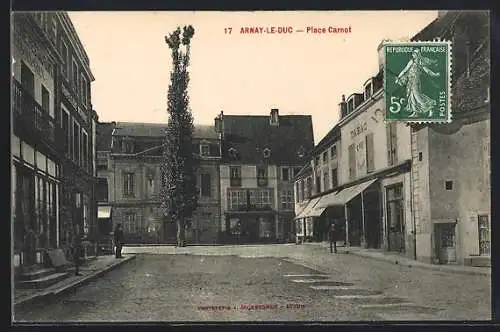 AK Arnay-le-Duc, Place Carnot avec bâtiments et arbre en centre-ville