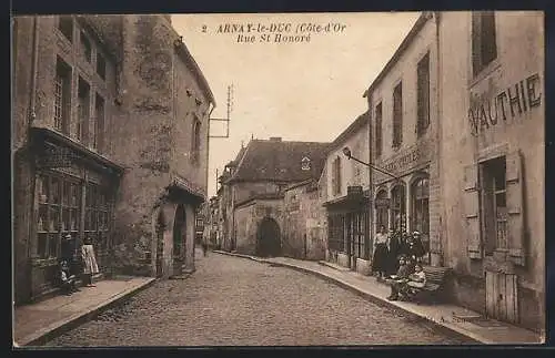 AK Arnay-le-Duc, Rue St Honoré avec des passants devant les boutiques