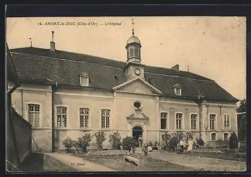 AK Arnay-le-Duc, L`Hôpital avec des gens devant l`entrée