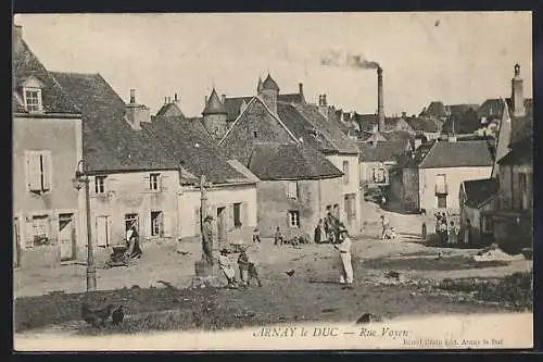 AK Arnay-le-Duc, Vue de la Rue Voyer avec habitants et cheminée fumante