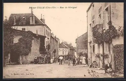 AK Is-sur-Tille, Rue de Sévigné avec des habitants devant des maisons