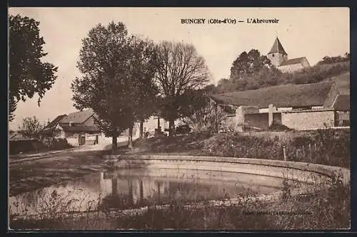 AK Buncey, l`abreuvoir et l`église sur la colline