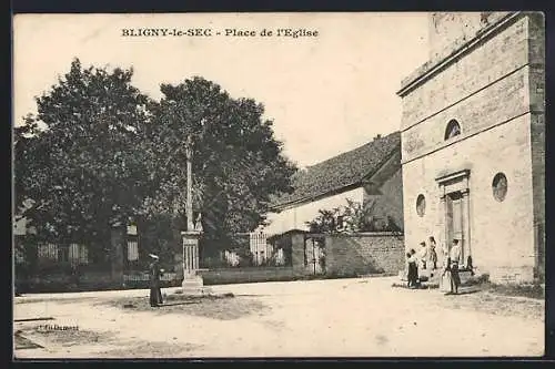 AK Bligny-le-Sec, Place de l`Église avec des habitants conversant devant l`église