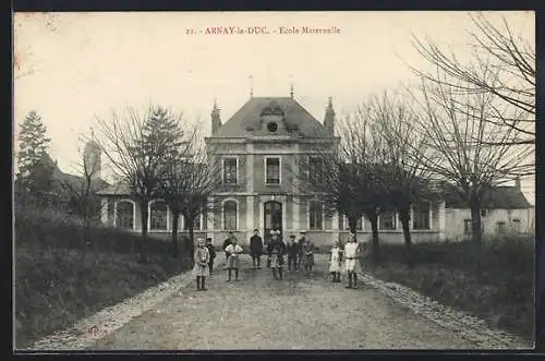 AK Arnay-le-Duc, École Maternelle avec des enfants devant l`école